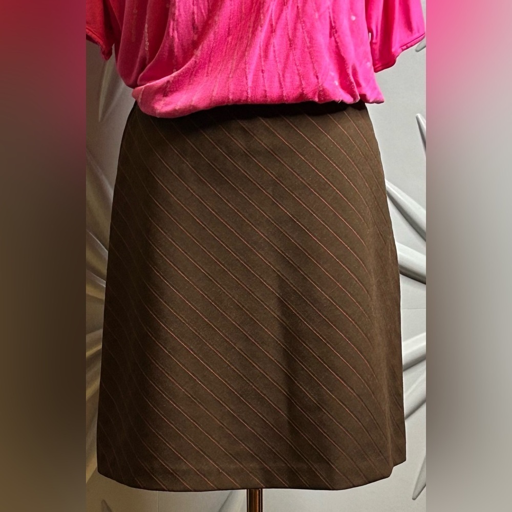 Trina Turk SZ 8 brown skirt with pink pin stripes. Waist 30” with side zip. - Picture 3 of 6